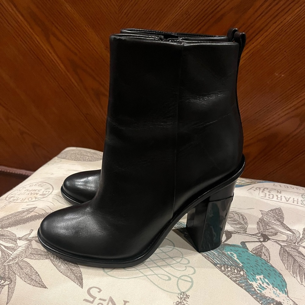 Tory Burch Gabrielle Black Leather Zipper Closure Heel Chelsea Boot Size 6